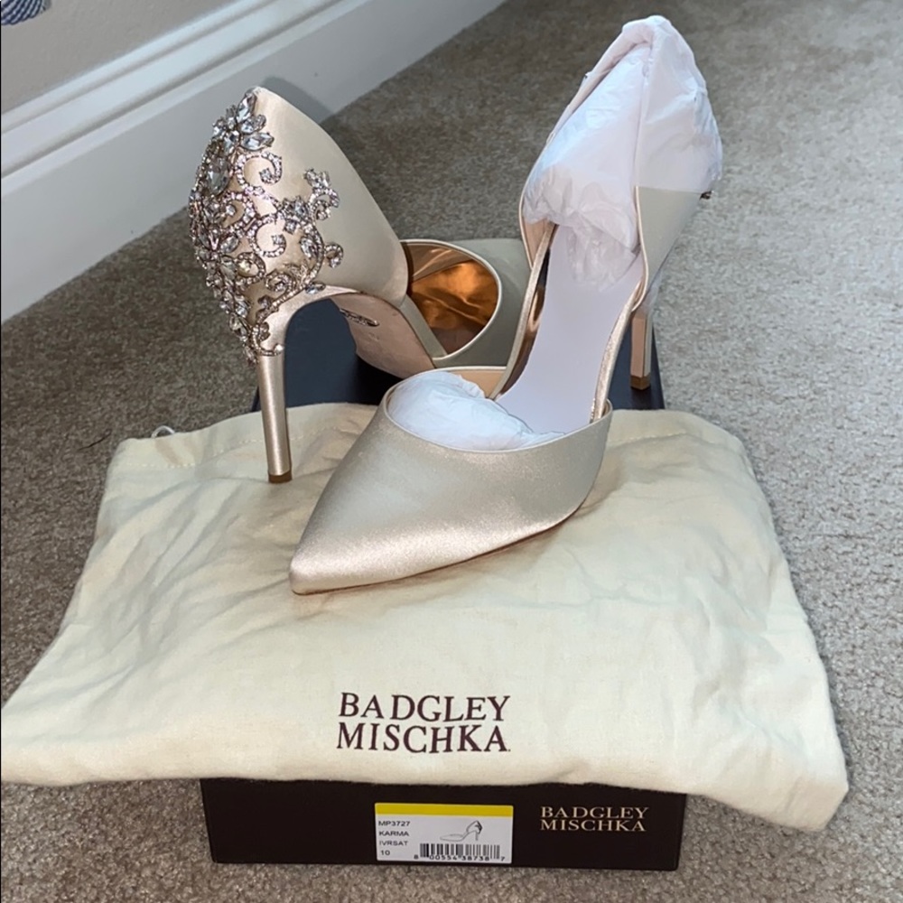 Beautiful satin pump, perfect for wedding or event